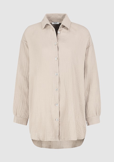 Beige Hemd mit langen Ärmeln und Knopfleiste.