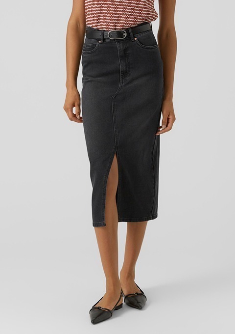 Eine Frau trägt einen schwarzen Jeansrock mit Schlitz und einem Gürtel.