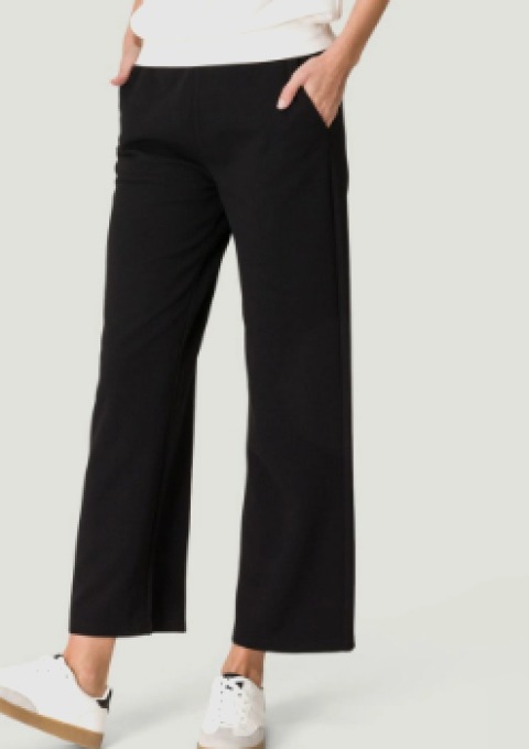 Schwarze, weite Hose mit seitlichen Taschen.