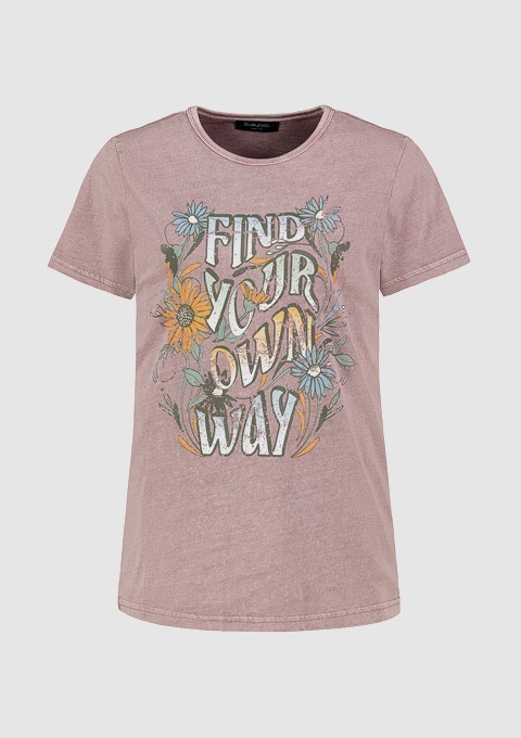 Ein rosa T-Shirt mit dem Aufdruck "FIND YOUR OWN WAY" und floralem Design.
