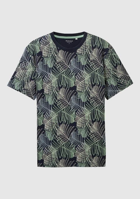 Ein T-Shirt mit einem Blattmuster in Grün- und Beigetönen auf schwarzem Hintergrund.