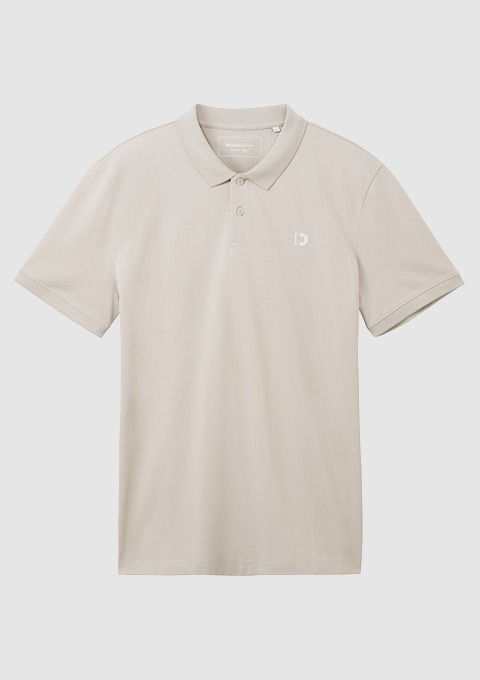 Beige Poloshirt mit Kragen und einer kleinen Logo-Stickerei.