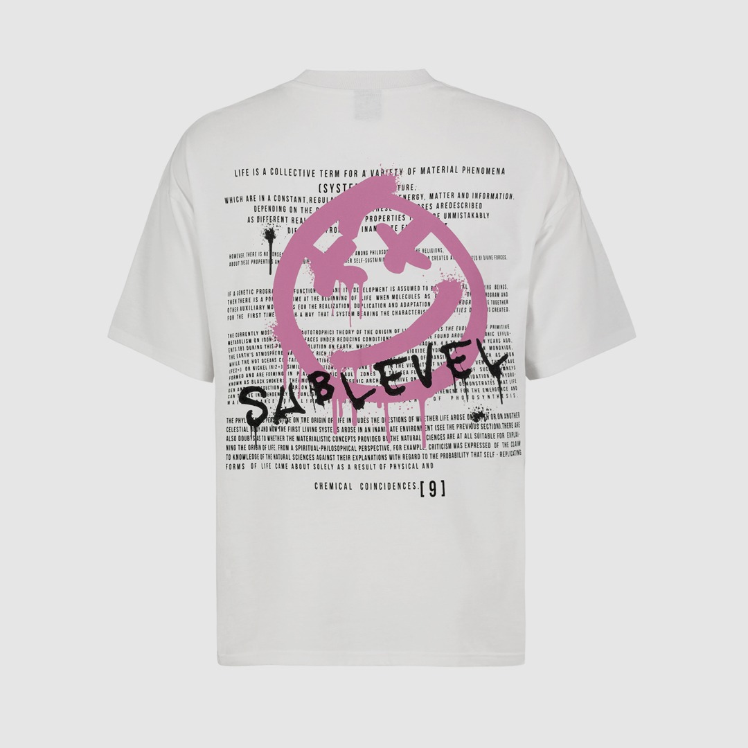 Ein weißes T-Shirt mit einem großen, pinken Smiley und dem Wort "SABLEVEL" sowie Text, der über materielle Phänomene spricht.