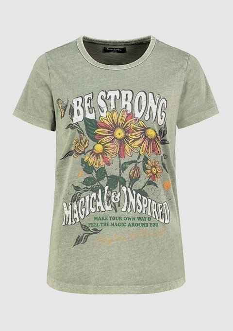 Ein grünes T-Shirt mit floralem Druck und dem Aufdruck „Be Strong, Magical & Inspired“.