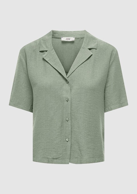 Eine kurzärmelige, grüne Bluse mit Knopfleiste und Kragen.
