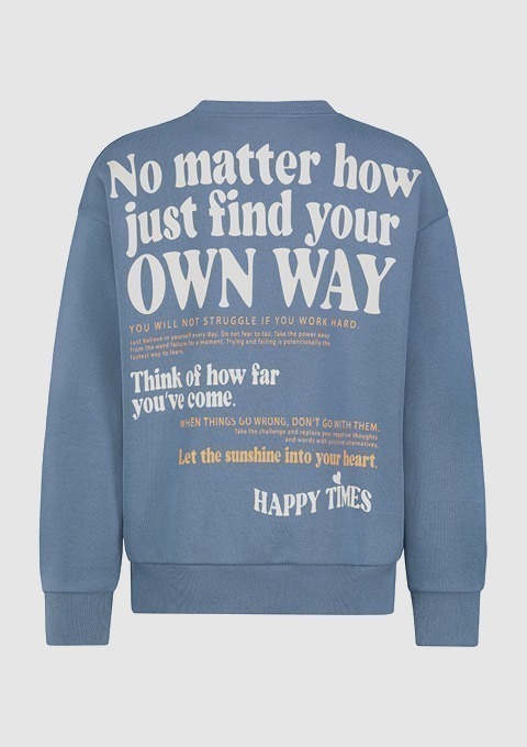 Ein blauer Pullover mit inspirierenden Texten auf der Rückseite, darunter "No matter how just find your OWN WAY" und "HAPPY TIMES".