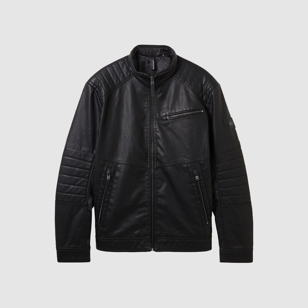 Schwarze Lederjacke mit Reißverschluss und Stehkragen. Schwarze Lederjacke mit Reißverschluss und Stehkragen.