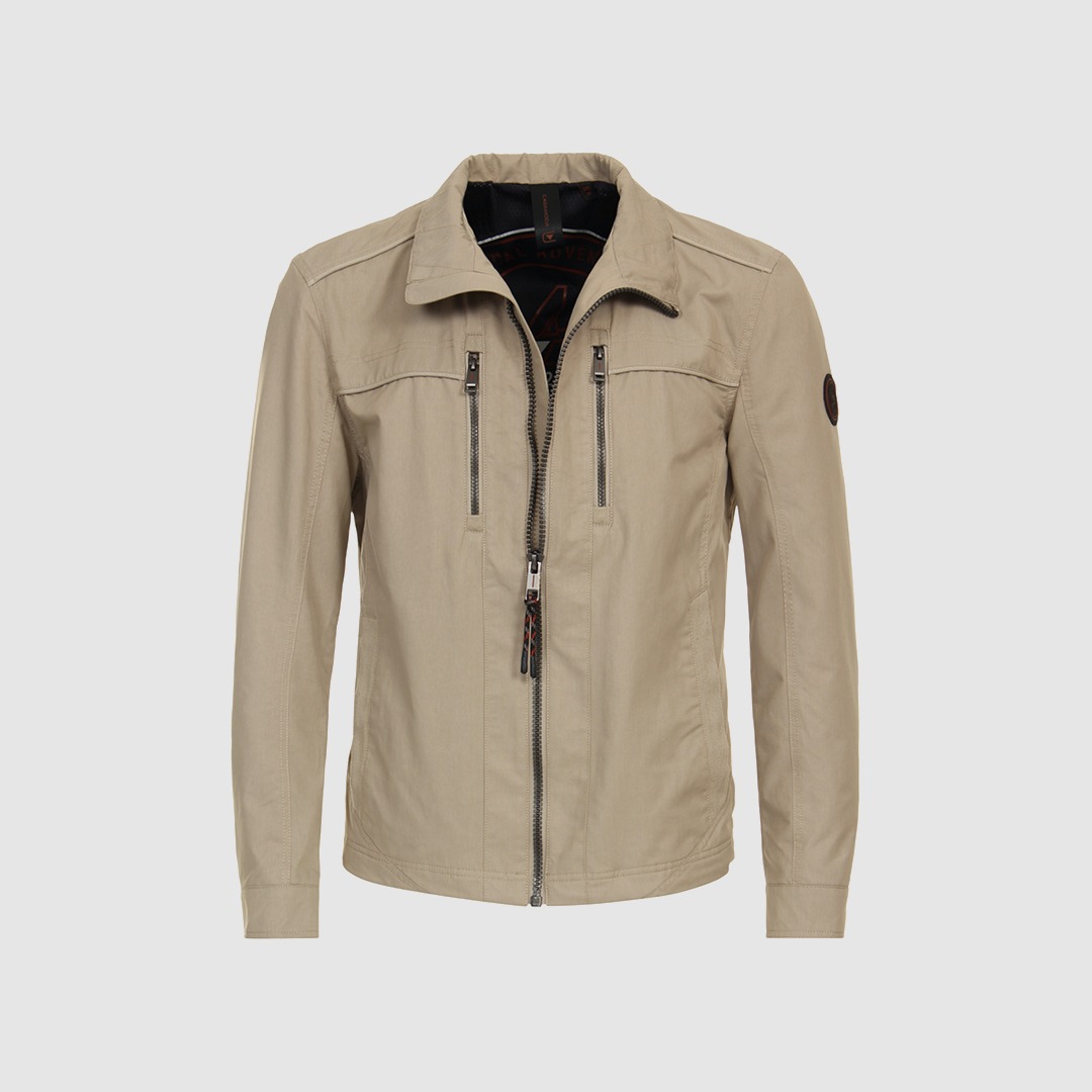 Beige Jacke mit Reißverschluss und zwei Brusttaschen. Beige Jacke mit Reißverschluss und zwei Brusttaschen.