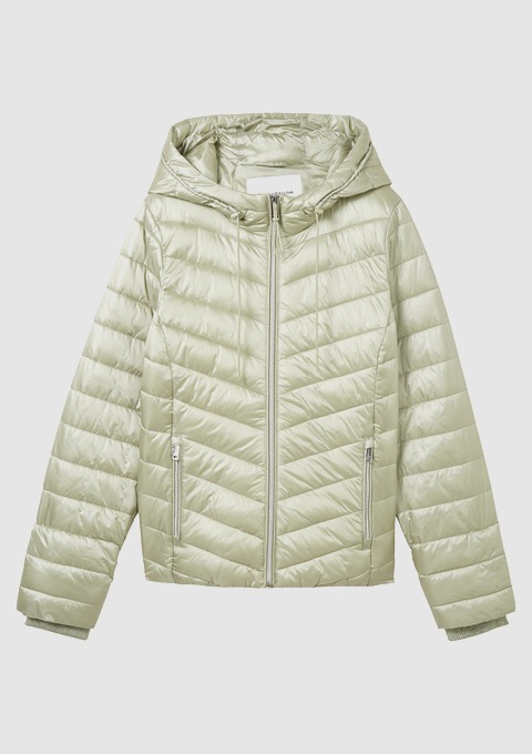 Eine beige, gesteppten Jacke mit Kapuze. Eine beige, gesteppten Jacke mit Kapuze.