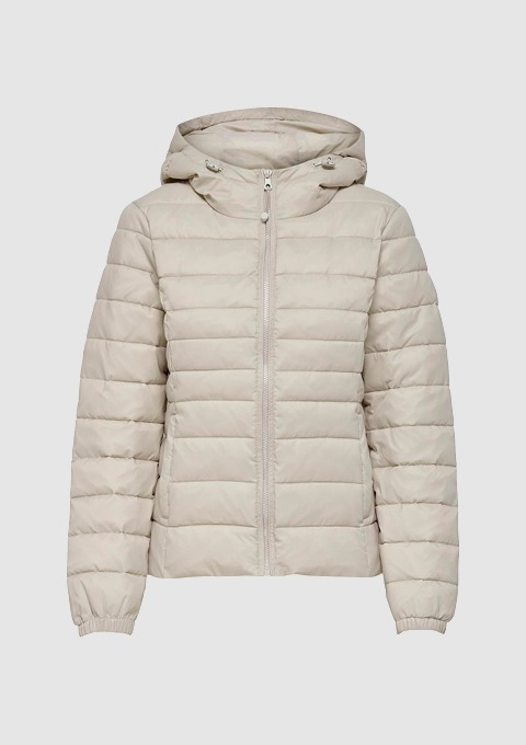 Eine beigefarbene, gesteppte Winterjacke mit Kapuze und Reißverschluss. Eine beigefarbene, gesteppte Winterjacke mit Kapuze und Reißverschluss.