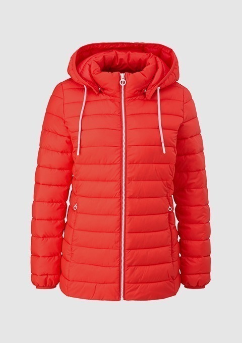 Rote, gepolsterte Jacke mit Kapuze und Reißverschluss. Rote, gepolsterte Jacke mit Kapuze und Reißverschluss.