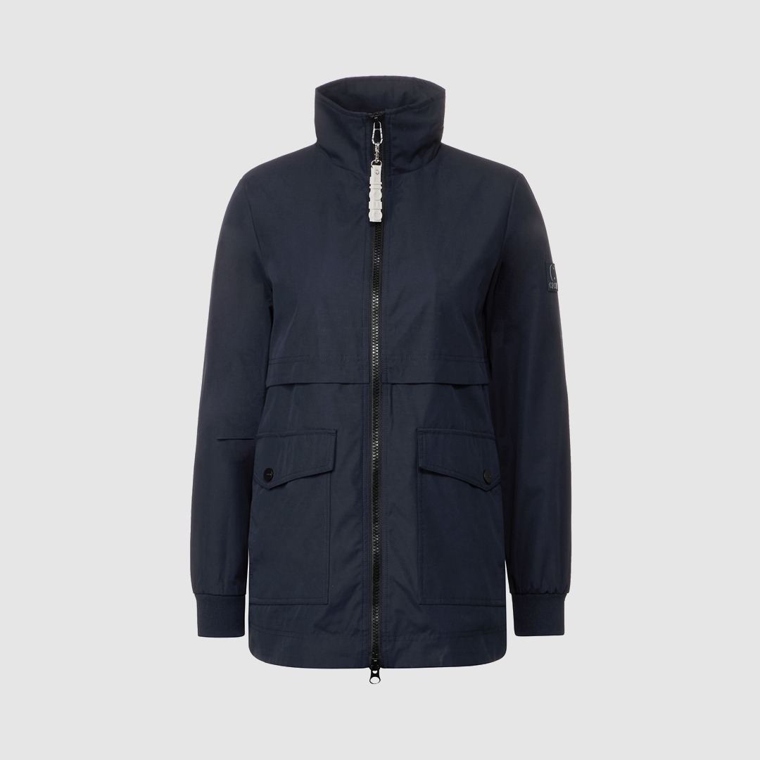 Eine navyfarbene Jacke mit Reißverschluss und hohen Kragen, ausgestattet mit zwei Taschen. Eine navyfarbene Jacke mit Reißverschluss und hohen Kragen, ausgestattet mit zwei Taschen.