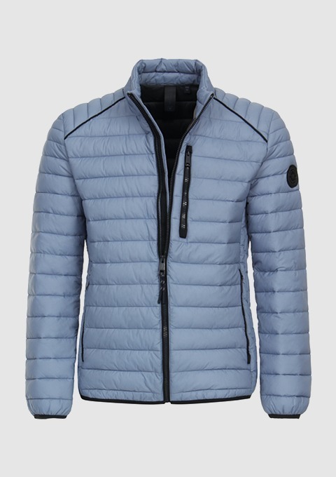 Eine hellblaue, gesteppte Jacke mit Reißverschluss und einem kleinen Logo auf dem Ärmel. Eine hellblaue, gesteppte Jacke mit Reißverschluss und einem kleinen Logo auf dem Ärmel.