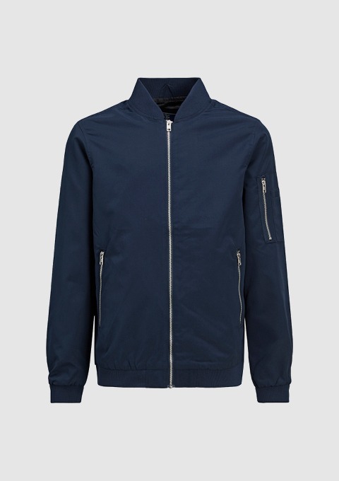 Eine dunkelblaue Bomberjacke mit zentralem Reißverschluss und seitlichen Taschen. Eine dunkelblaue Bomberjacke mit zentralem Reißverschluss und seitlichen Taschen.