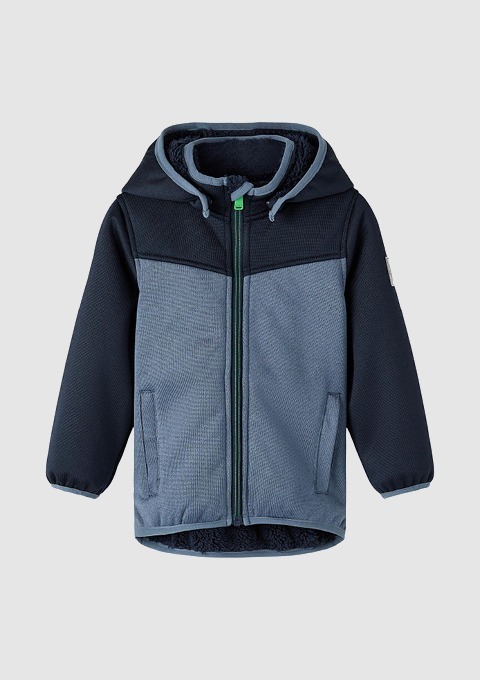 Eine warme, graue Kinderjacke mit Kapuze und Reißverschluss. Eine warme, graue Kinderjacke mit Kapuze und Reißverschluss.