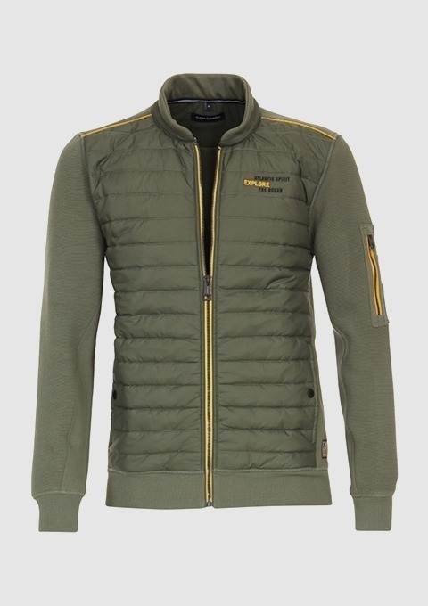 Eine olivgrüne Jacke mit Reißverschluss, gepolstert im Vorderteil und mit langen Ärmeln. Eine olivgrüne Jacke mit Reißverschluss, gepolstert im Vorderteil und mit langen Ärmeln.