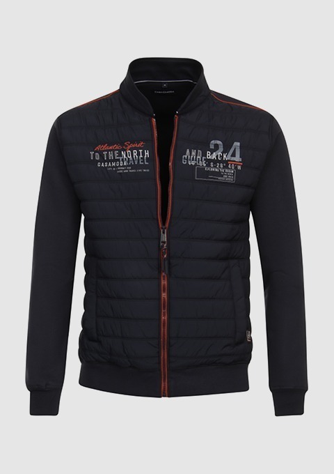 Eine schwarze Jacke mit einem gesteppten Oberteil und roten Akzenten. Sie hat einen Reißverschluss und verschiedene Drucke auf der Vorderseite. Eine schwarze Jacke mit einem gesteppten Oberteil und roten Akzenten. Sie hat einen Reißverschluss und verschiedene Drucke auf der Vorderseite.