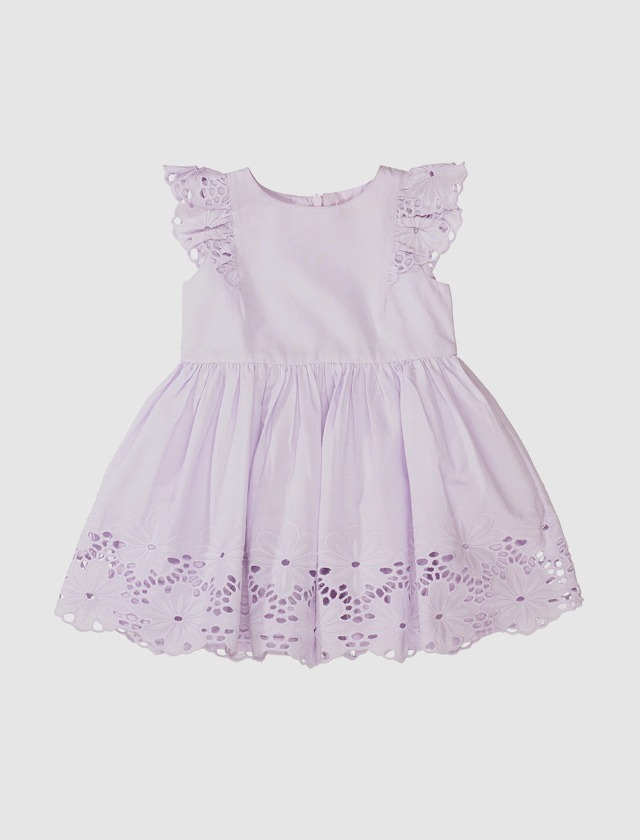 Ein lila Kleid mit Rüschendetails und Blumenmuster am Saum.