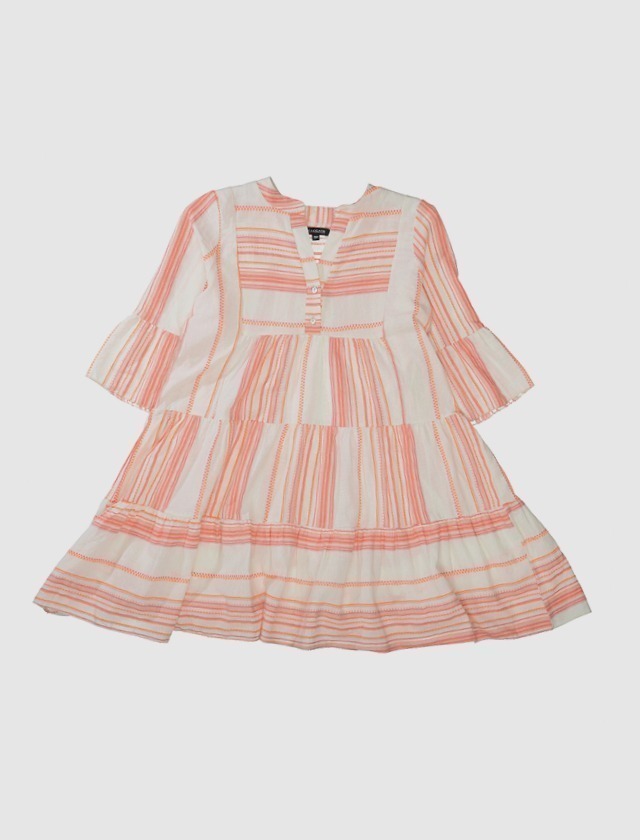 Ein gestreiftes, rosa Kleid mit langen, glockenförmigen Ärmeln und Knopfleiste.