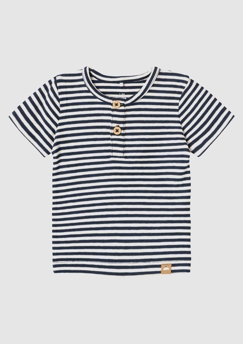 Ein gestreiftes T-Shirt mit kurzen Ärmeln und zwei Knöpfen.