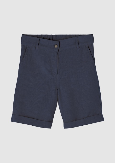 Dunkelblaue Shorts mit umgeschlagenem Saum und zwei seitlichen Taschen.