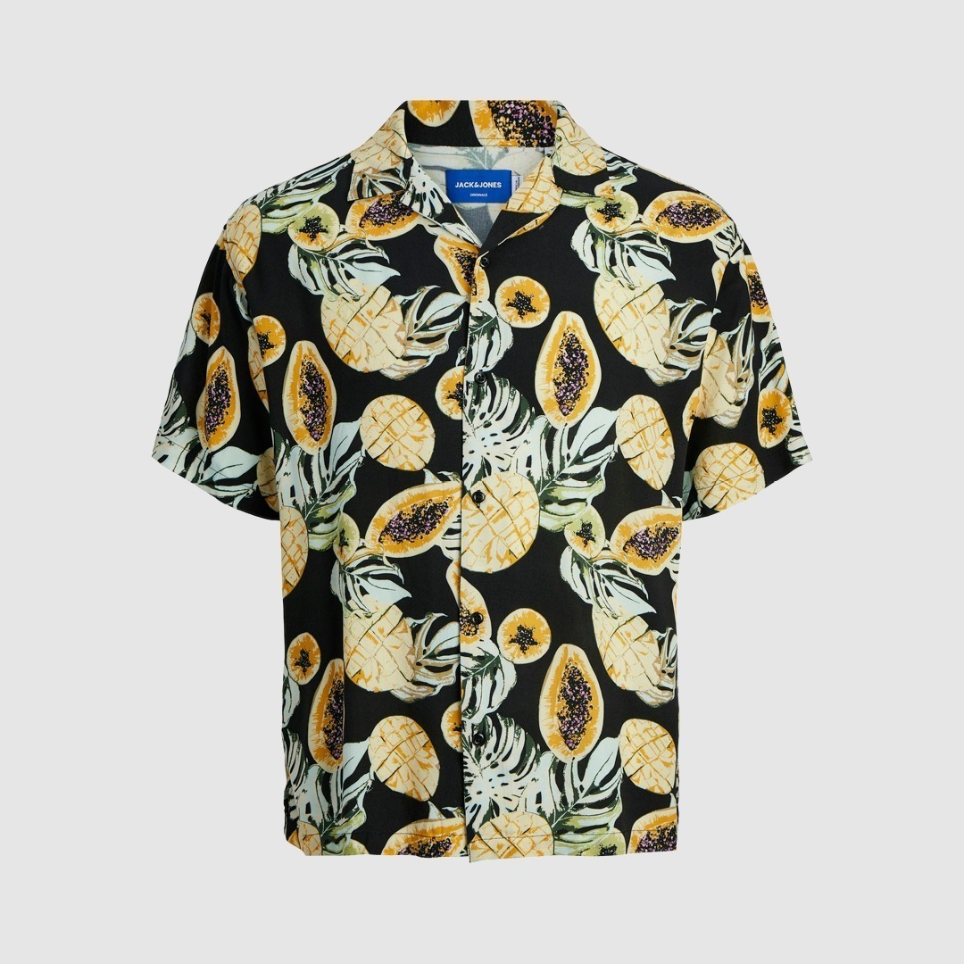 Ein kurzärmliges Hemd mit tropischem Früchte-Design, darunter Papaya und Ananas, auf schwarzem Hintergrund.