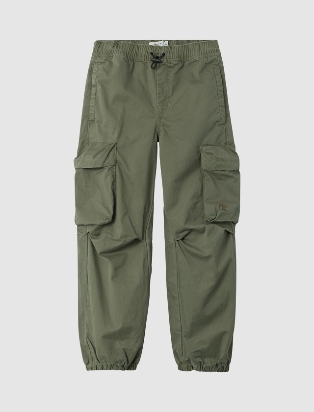 Grüne Cargo-Hose mit elastischem Bund und Taschen.