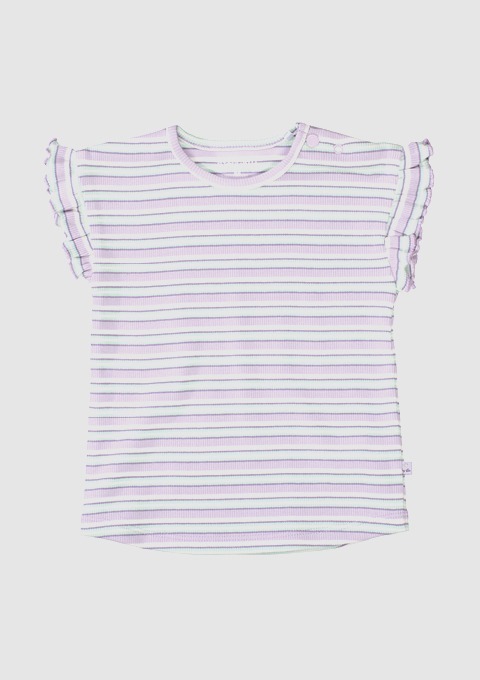 Ein gestreiftes T-Shirt in Pastelltönen mit Rüschendetails an den Ärmeln.