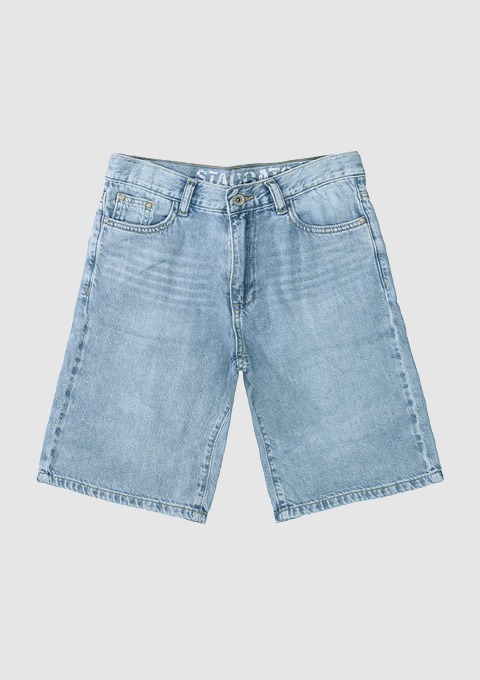 Jeansshorts in hellblau.