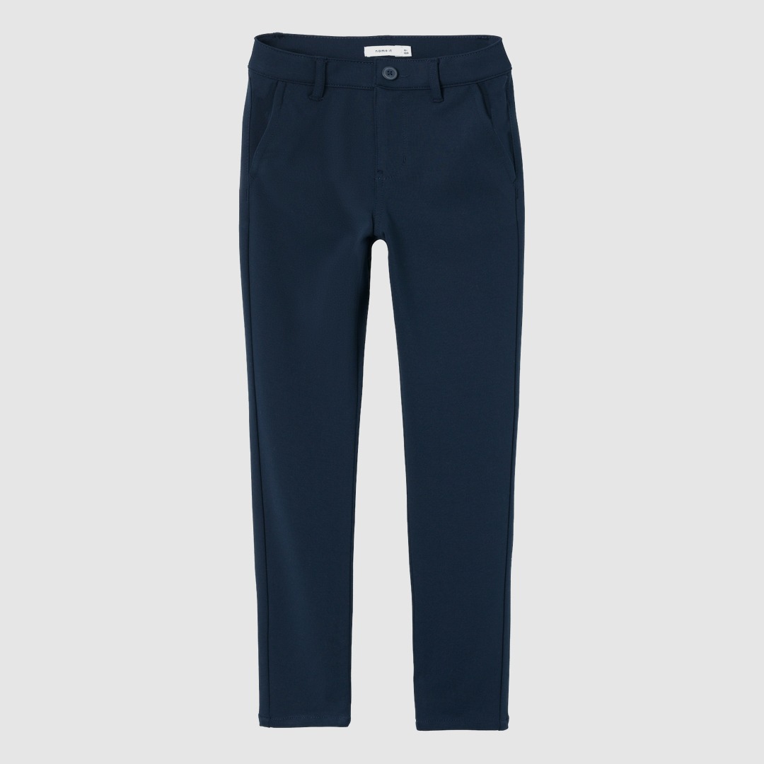 Dunkelblaue Hose mit zwei Vorderstaschen.