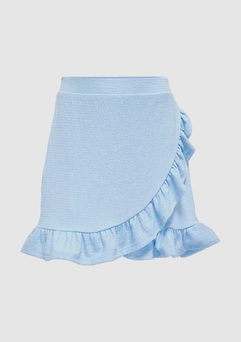 Ein blauer, gewellter Minirock mit Rüschen.