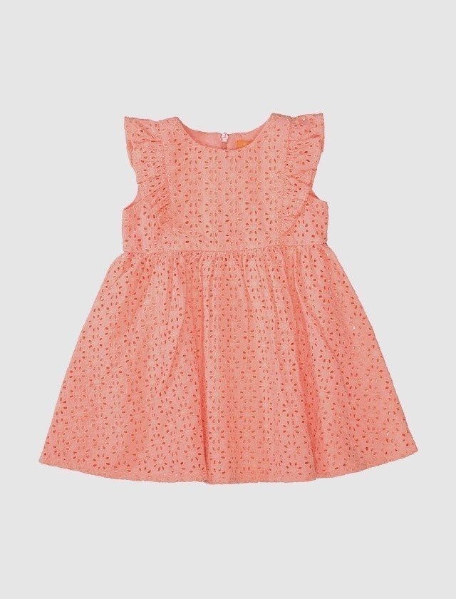 Ein rosa Kleid mit Rüschen und Blumenmuster.