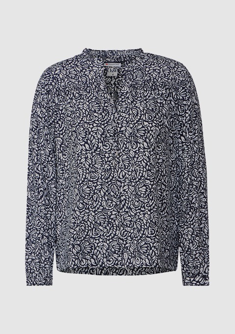Langärmliges Shirt mit floralem Muster in Blau und Weiß. Langärmliges Shirt mit floralem Muster in Blau und Weiß.