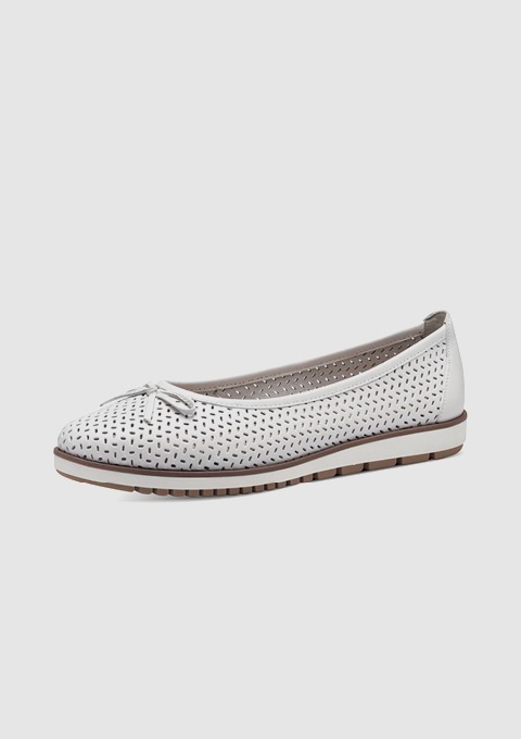 Ein weißer Ballerina-Schuh mit perforiertem Muster und Schleife. Ein weißer Ballerina-Schuh mit perforiertem Muster und Schleife.