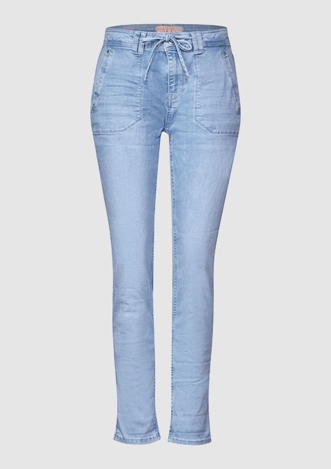Helle Jeans mit Kordelzug und schmalem Schnitt. Helle Jeans mit Kordelzug und schmalem Schnitt.