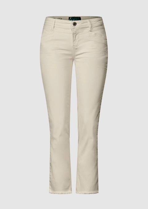 Beige Jeanshose mit geradem Schnitt und fransigen Säumen. Beige Jeanshose mit geradem Schnitt und fransigen Säumen.