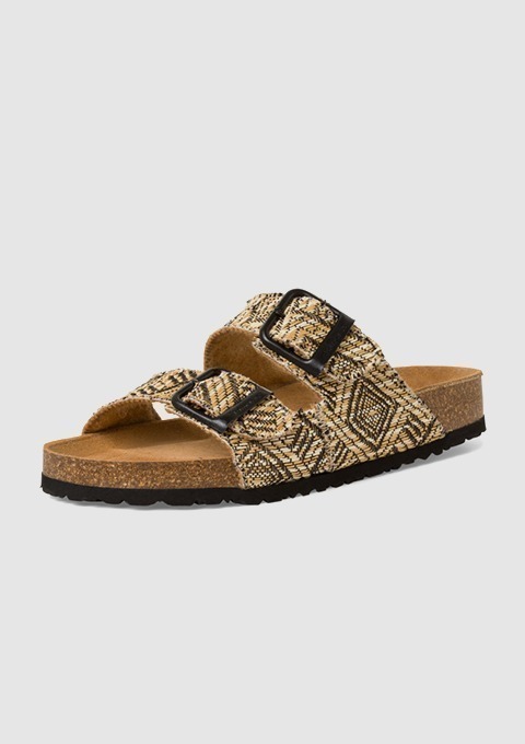 Hausschuhe mit zwei Riemen und einem gewebten Muster in Beige und Schwarz. Hausschuhe mit zwei Riemen und einem gewebten Muster in Beige und Schwarz.