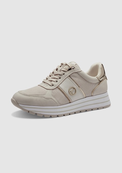 Beige Sporthalbschuh mit goldenen Akzenten. Beige Sporthalbschuh mit goldenen Akzenten.
