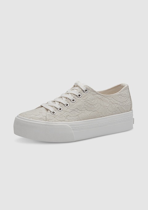 Beige Sneaker mit Muster und weißer Gummisohle. Beige Sneaker mit Muster und weißer Gummisohle.