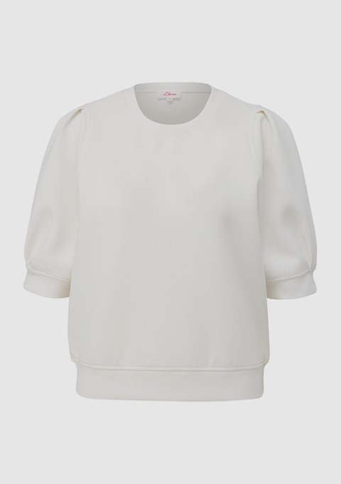 Ein helles, kurzärmeliges Sweatshirt mit ballonförmigen Ärmeln. Ein helles, kurzärmeliges Sweatshirt mit ballonförmigen Ärmeln.