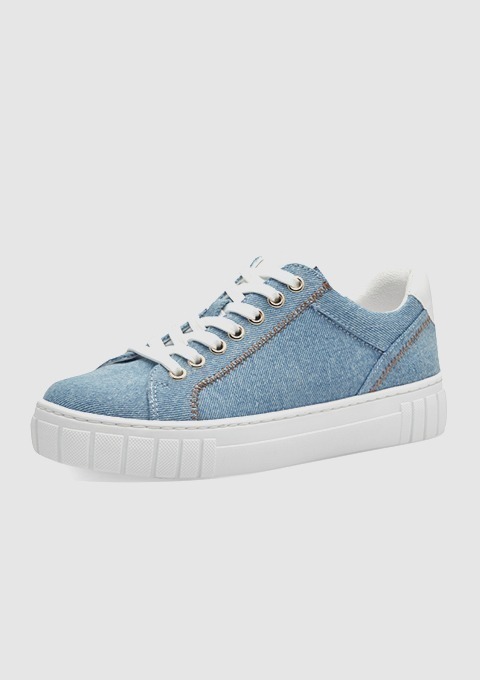 Blauer Sneaker aus Denim mit weißen Schnürsenkeln und heller Sohle.
