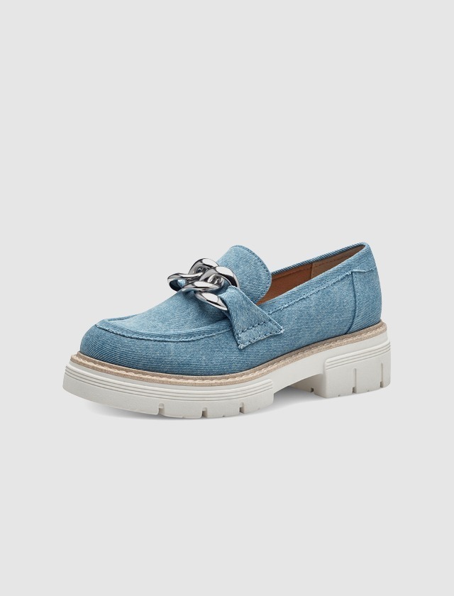 Ein blauer Slipper mit einer Kette als Dekoration und einer weißen Gummisohle.