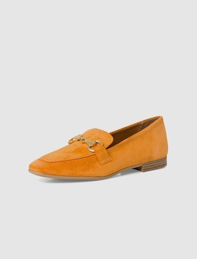 Orangene Wildlederschuhe mit flacher Sohle und goldener Schnalle.
