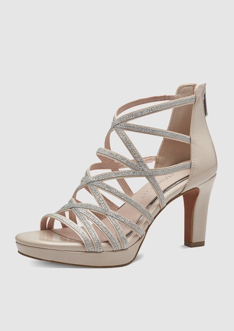 Beige Sandale mit glitzernden Riemen und einem hohen Absatz.