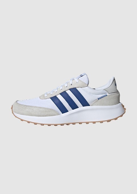 Weiß-blaue Sportschuhe mit drei Streifen und einer Gummisohle.