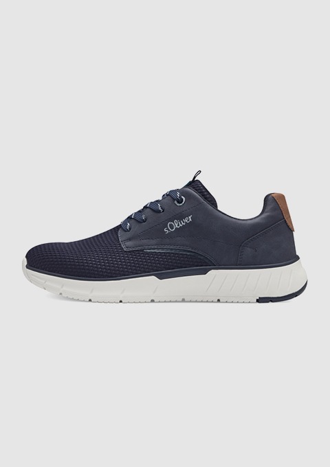 Dunkelblaue Sneakers mit weißer Sohle und braunen Akzenten.