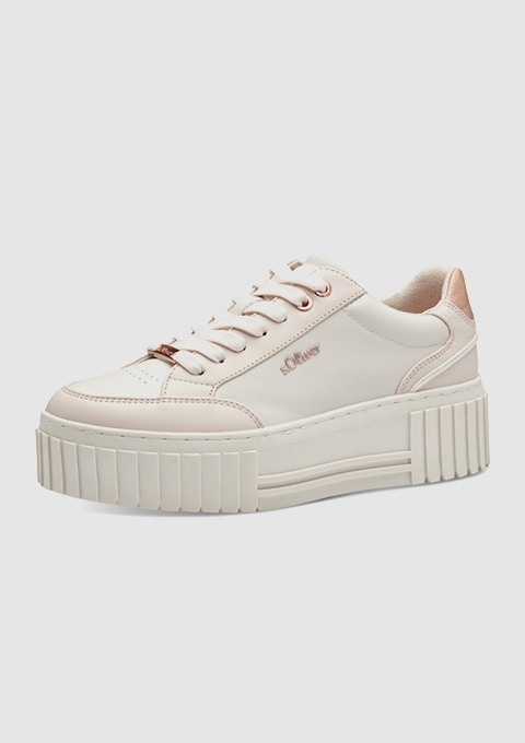 Ein beiger Sneaker mit Plattformsohle und Schnürung.