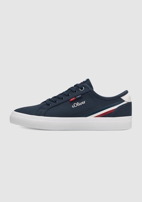 Blauer Sneaker mit weißen und roten Streifen, Marke s.Oliver.