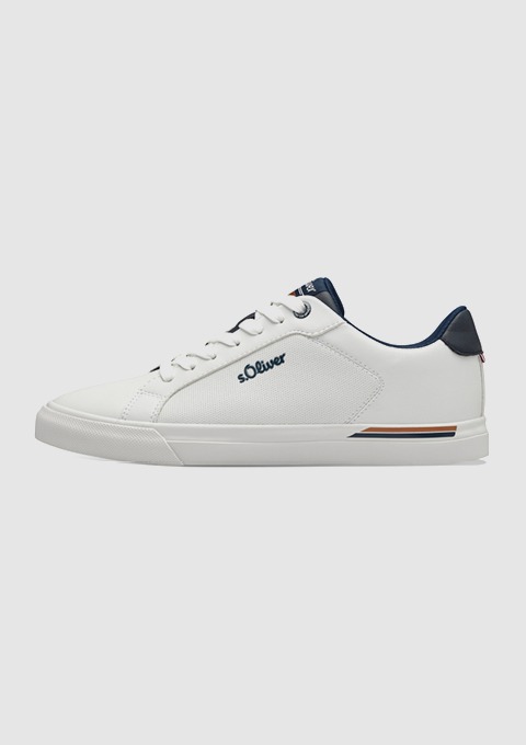 Weißer Sneaker von s.Oliver mit blauen Akzenten.