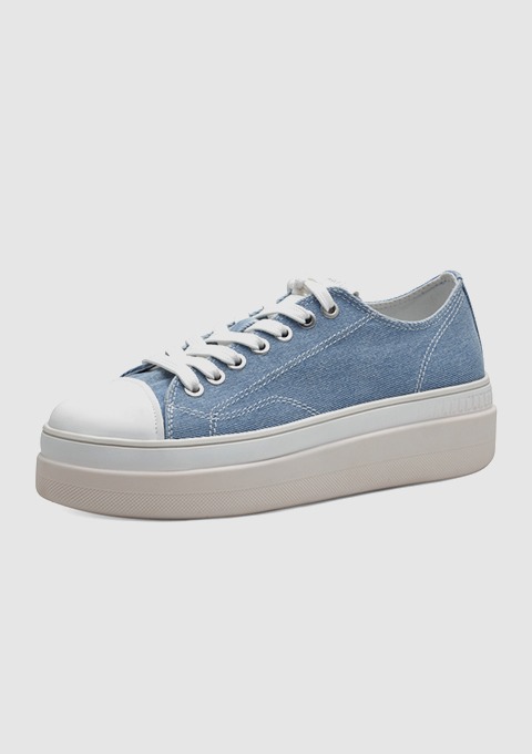 Blaue Sneakers mit weißer Gummikappe und hoher Sohle.